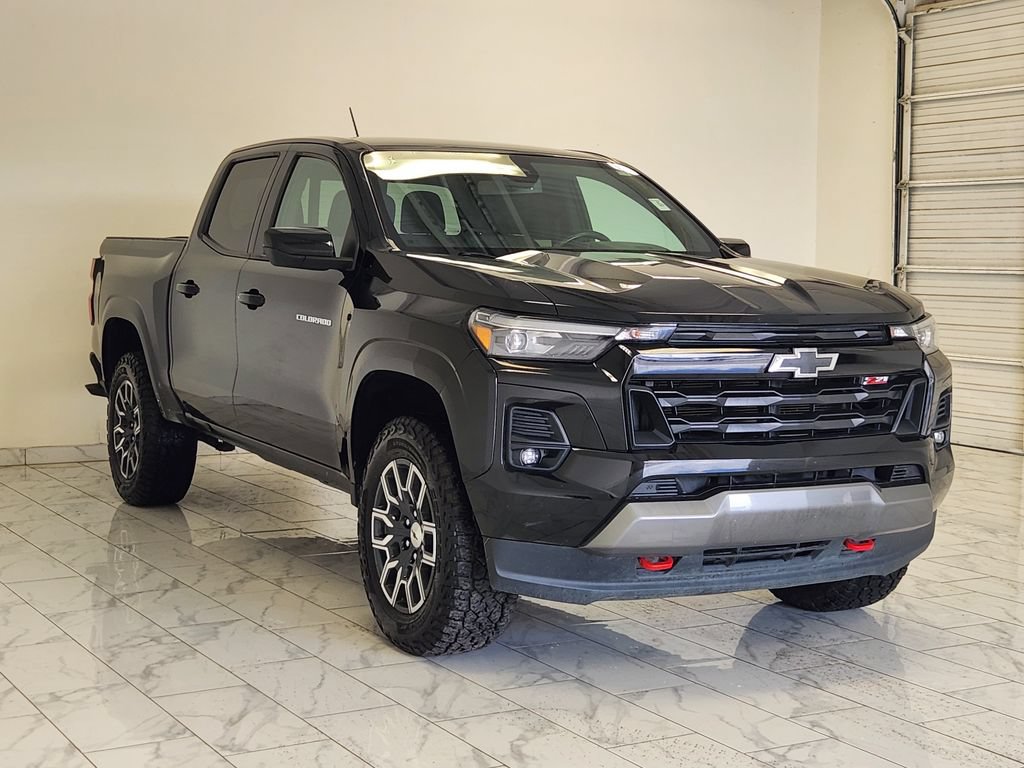 Used 2023 Chevrolet Colorado Z71 w/ Z71 Convenience Package 2 AWD/4WD image 3