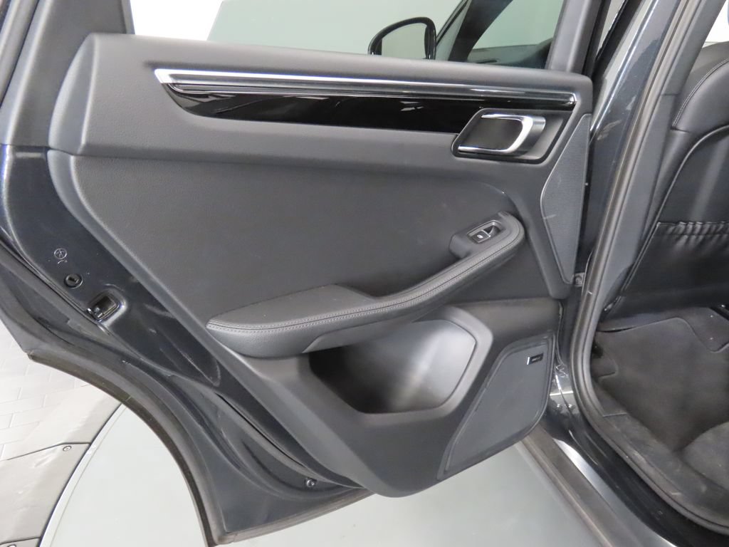 Certified 2025 Porsche Macan AWD/4WD image 45