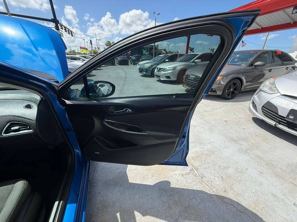 Used 2017 Chevrolet Cruze LT w/ Sun And Sound Package FWD image 10