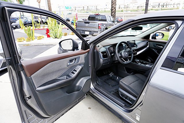 Used 2021 Nissan Rogue SV FWD image 47