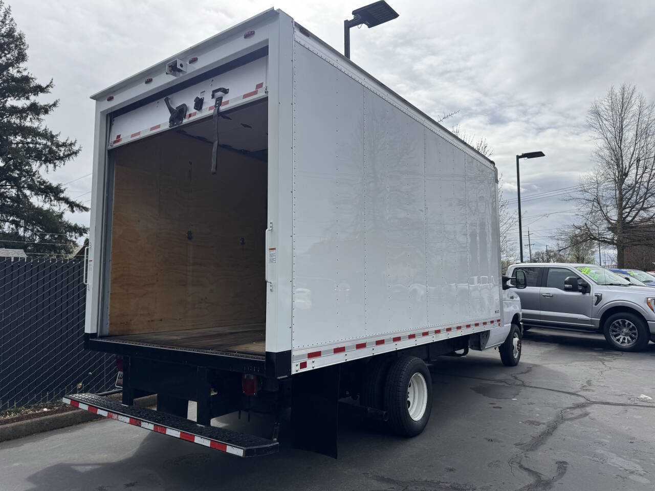 Used 2019 Ford E-450 and Econoline 450 Super Duty w/ Power Windows & Locks Group image 3