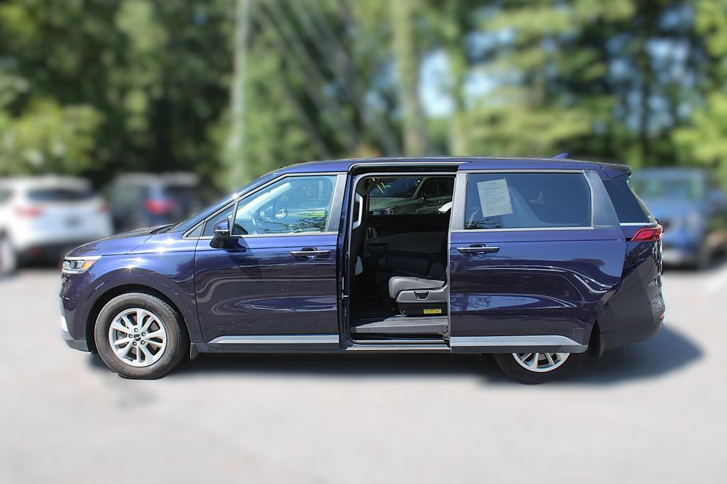 Certified 2024 Kia Carnival LX FWD image 6