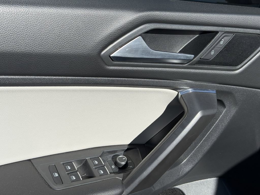 Used 2021 Volkswagen Tiguan SE w/ Panoramic Sunroof Package AWD/4WD image 15