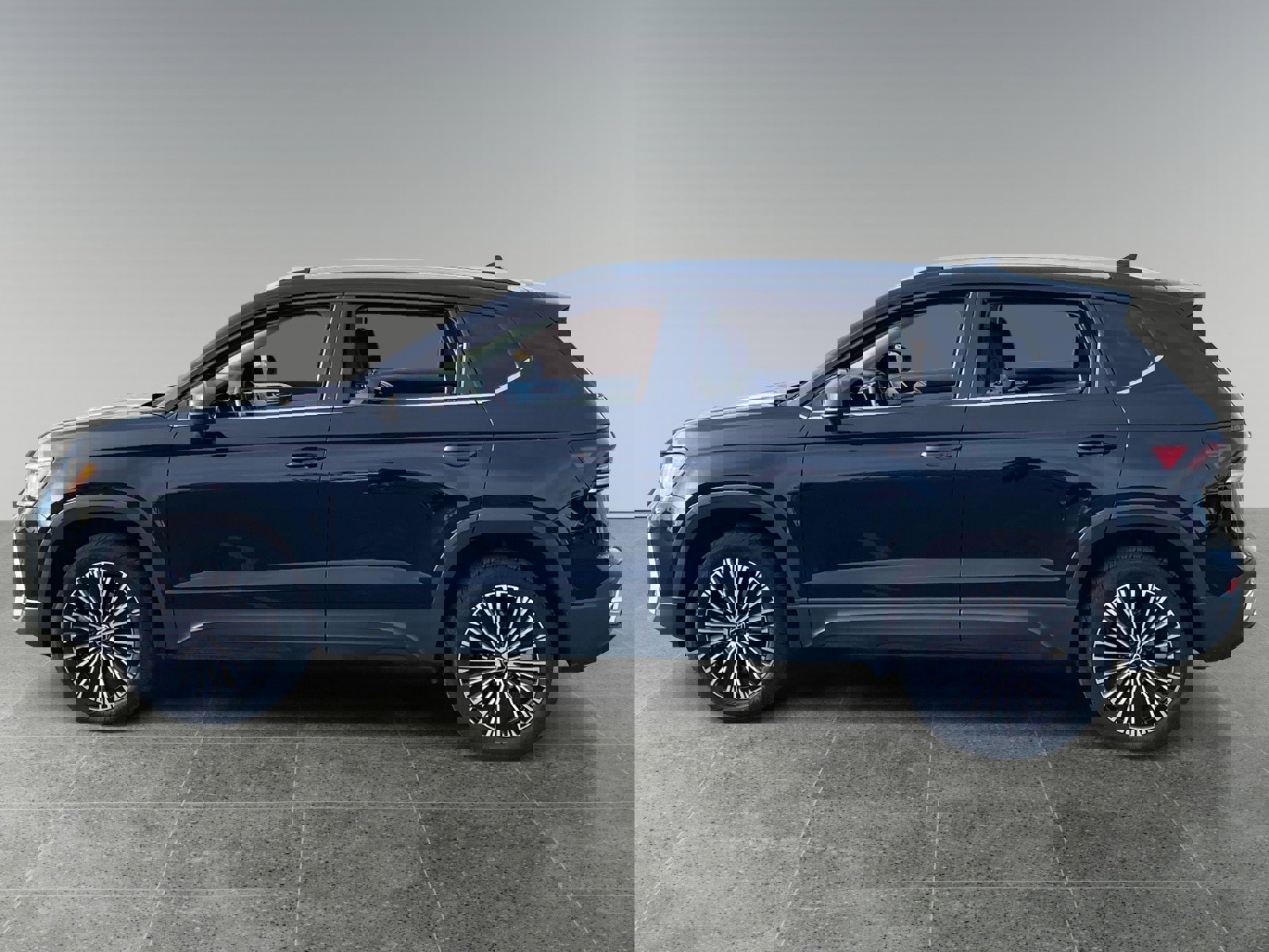 Used 2025 Volkswagen Taos SE image 2