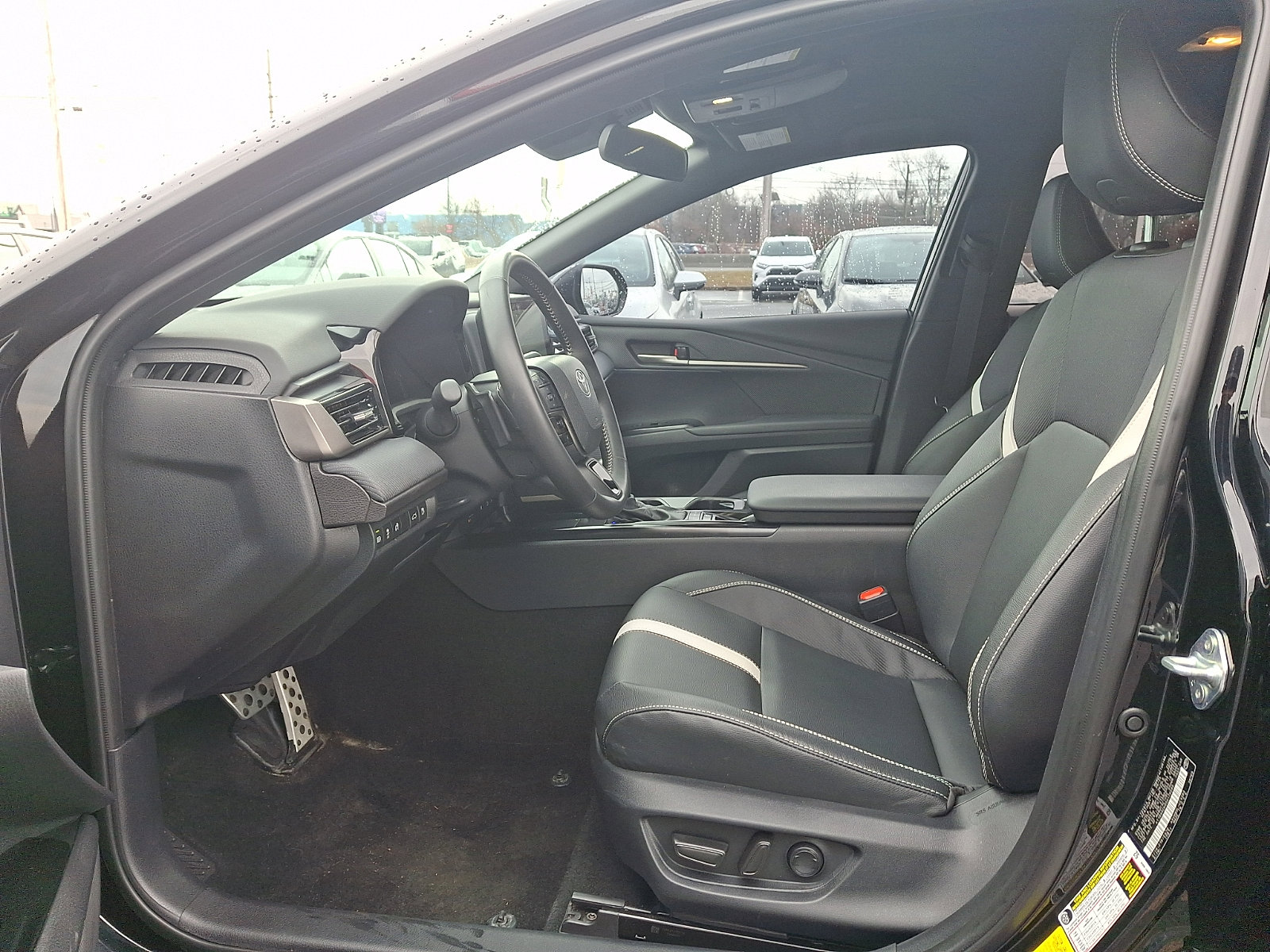 Used 2025 Toyota Camry SE image 13