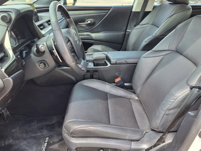 Used 2019 Lexus ES 300h w/ Luxury Package image 4