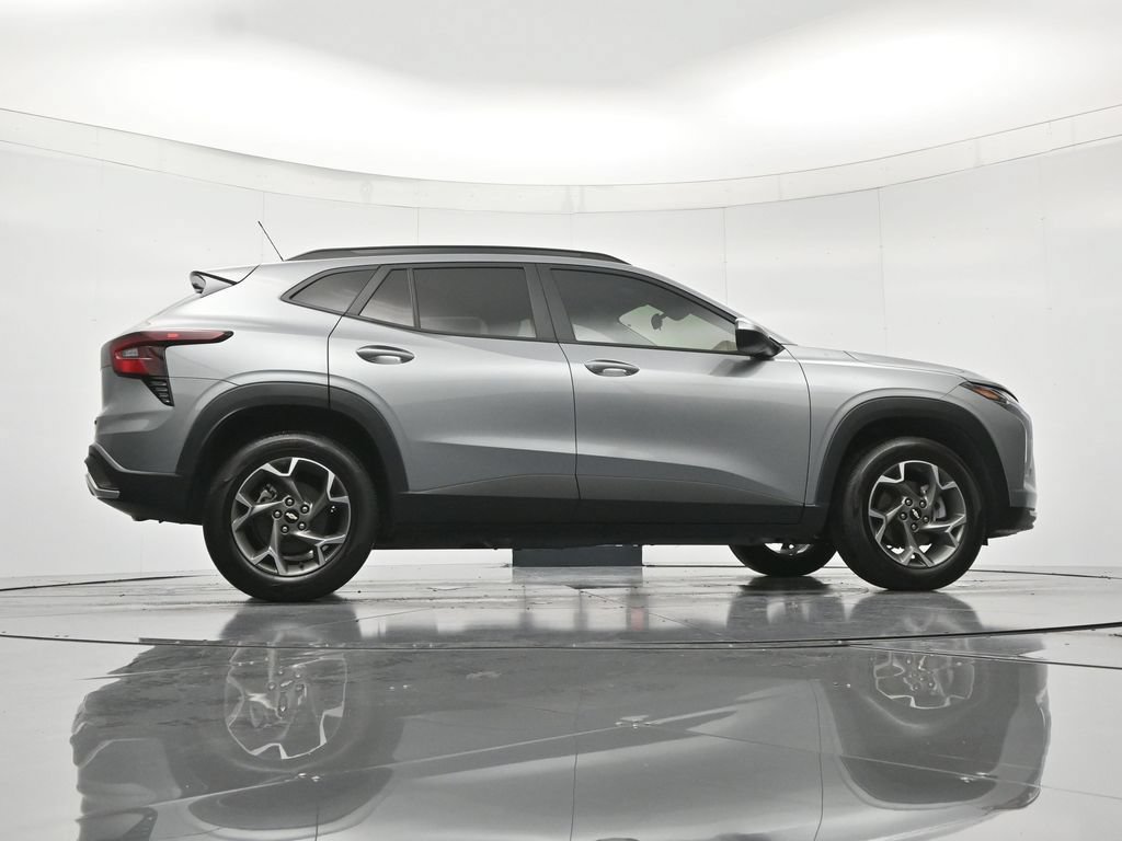 Certified 2025 Chevrolet Trax LT FWD image 39