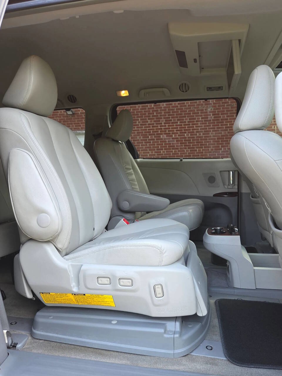 Used 2013 Toyota Sienna XLE image 13