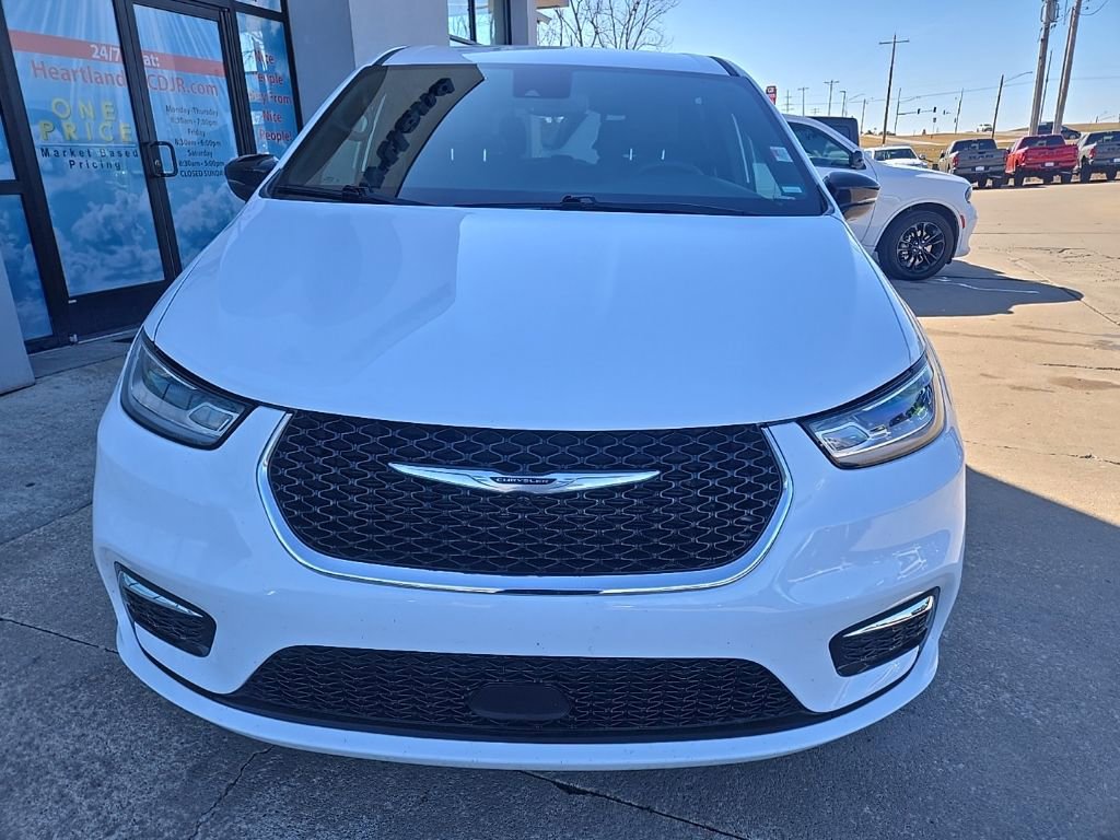 Used 2025 Chrysler Pacifica Select FWD image 15