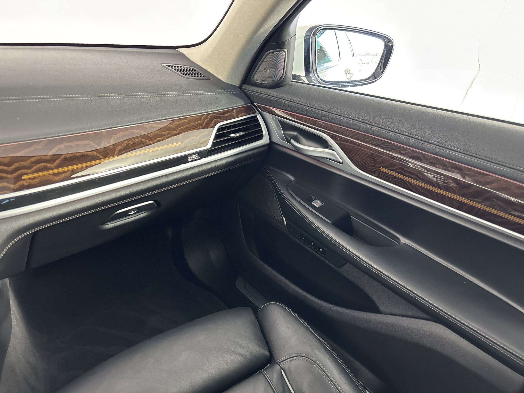 Used 2022 BMW 750Li xDrive AWD/4WD image 30
