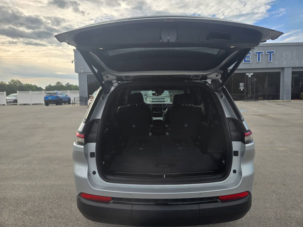 Used 2023 Jeep Grand Cherokee L Laredo AWD/4WD image 5