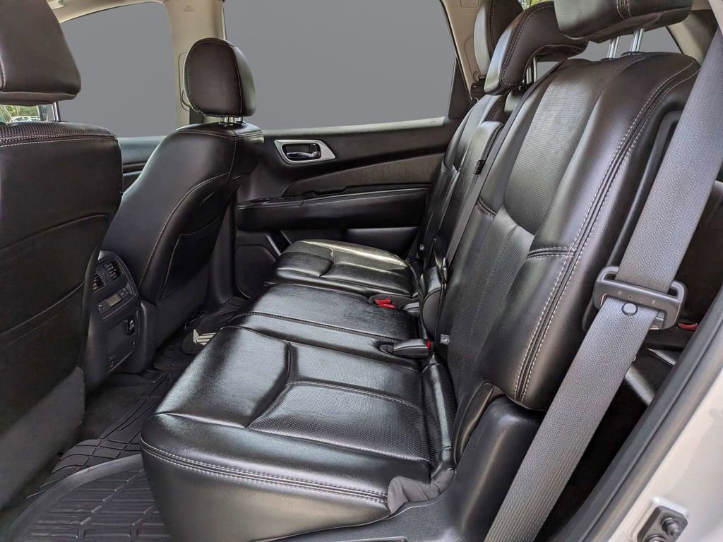 Used 2017 Nissan Pathfinder Platinum image 14