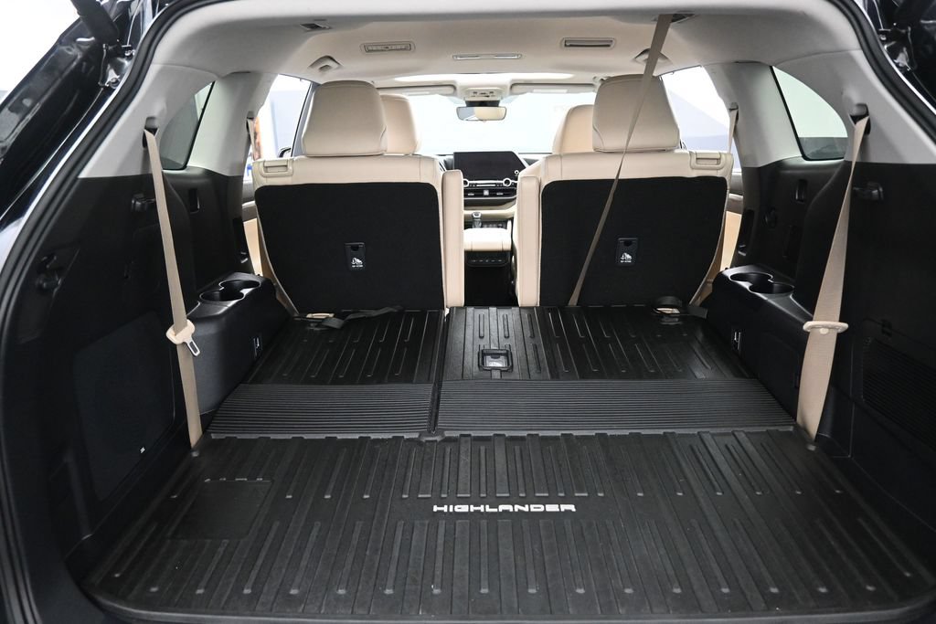 Used 2024 Toyota Highlander Limited AWD/4WD image 32