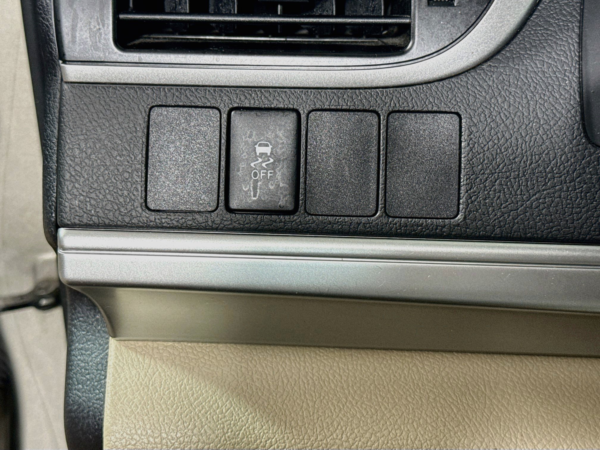 Used 2014 Toyota Camry LE FWD image 11