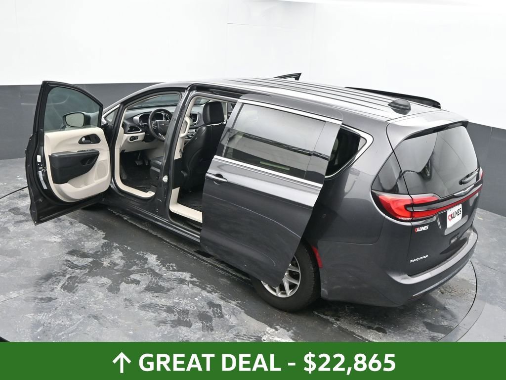 Used 2023 Chrysler Pacifica Touring-L image 88