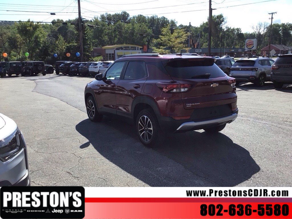 Used 2025 Chevrolet TrailBlazer LT AWD/4WD image 3
