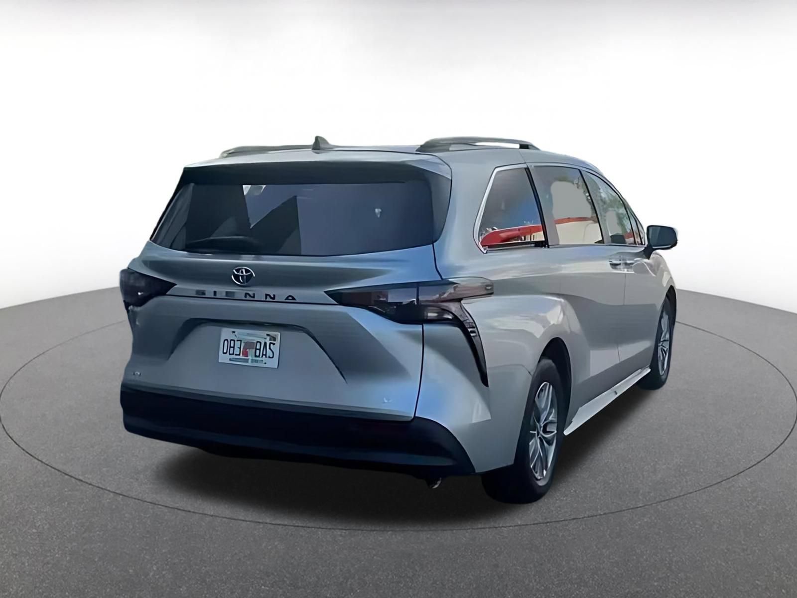 Used 2025 Toyota Sienna XLE FWD image 12