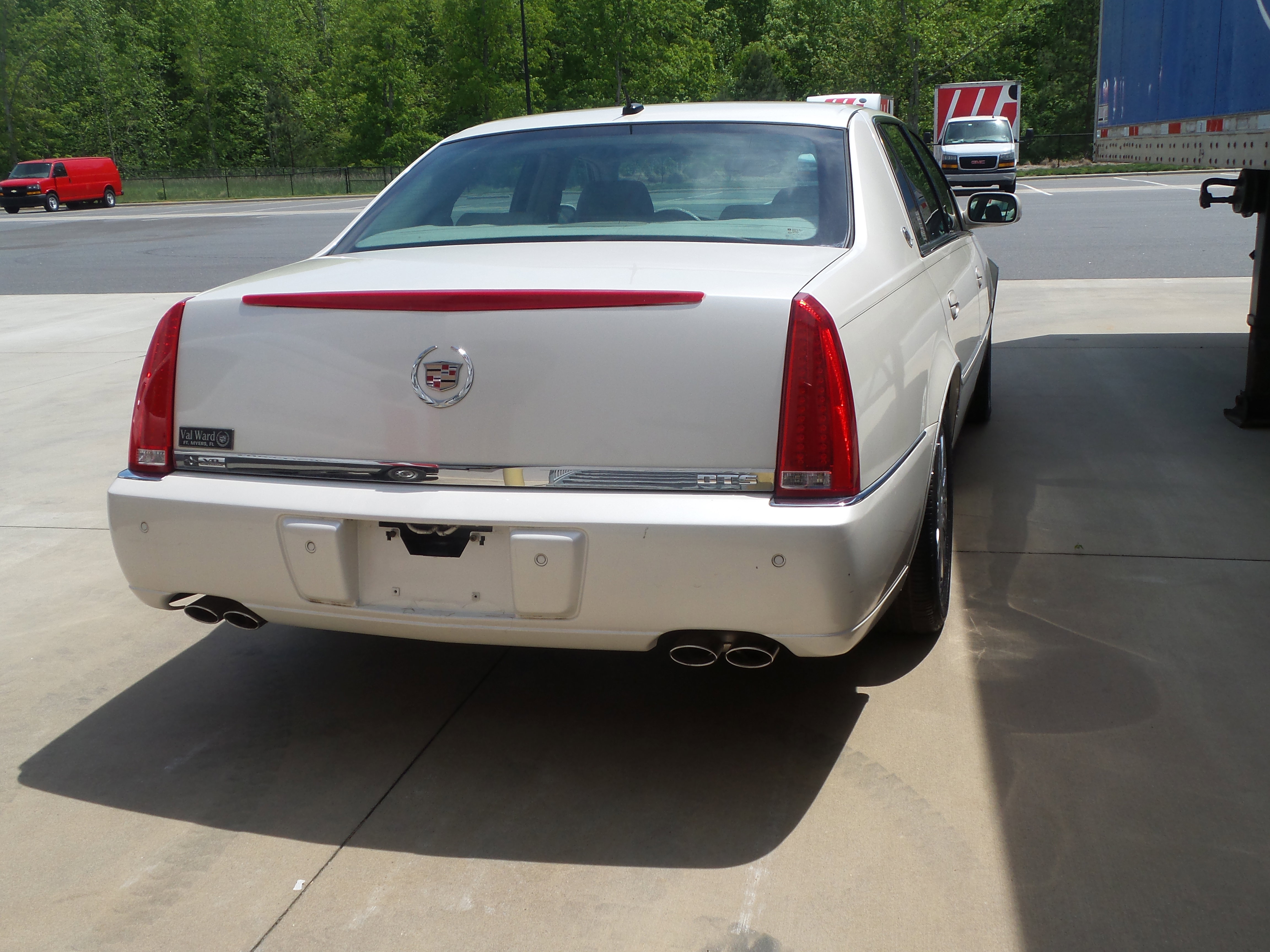 Used 2008 Cadillac DTS FWD image 3