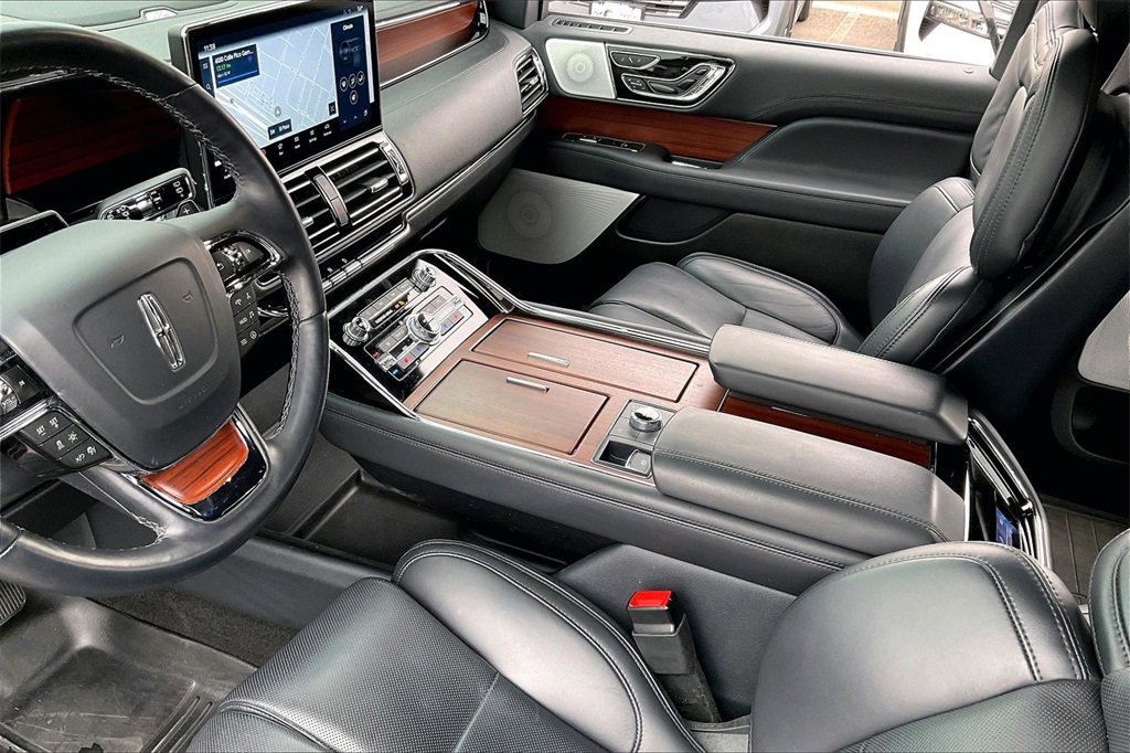 Used 2023 Lincoln Navigator Reserve image 13