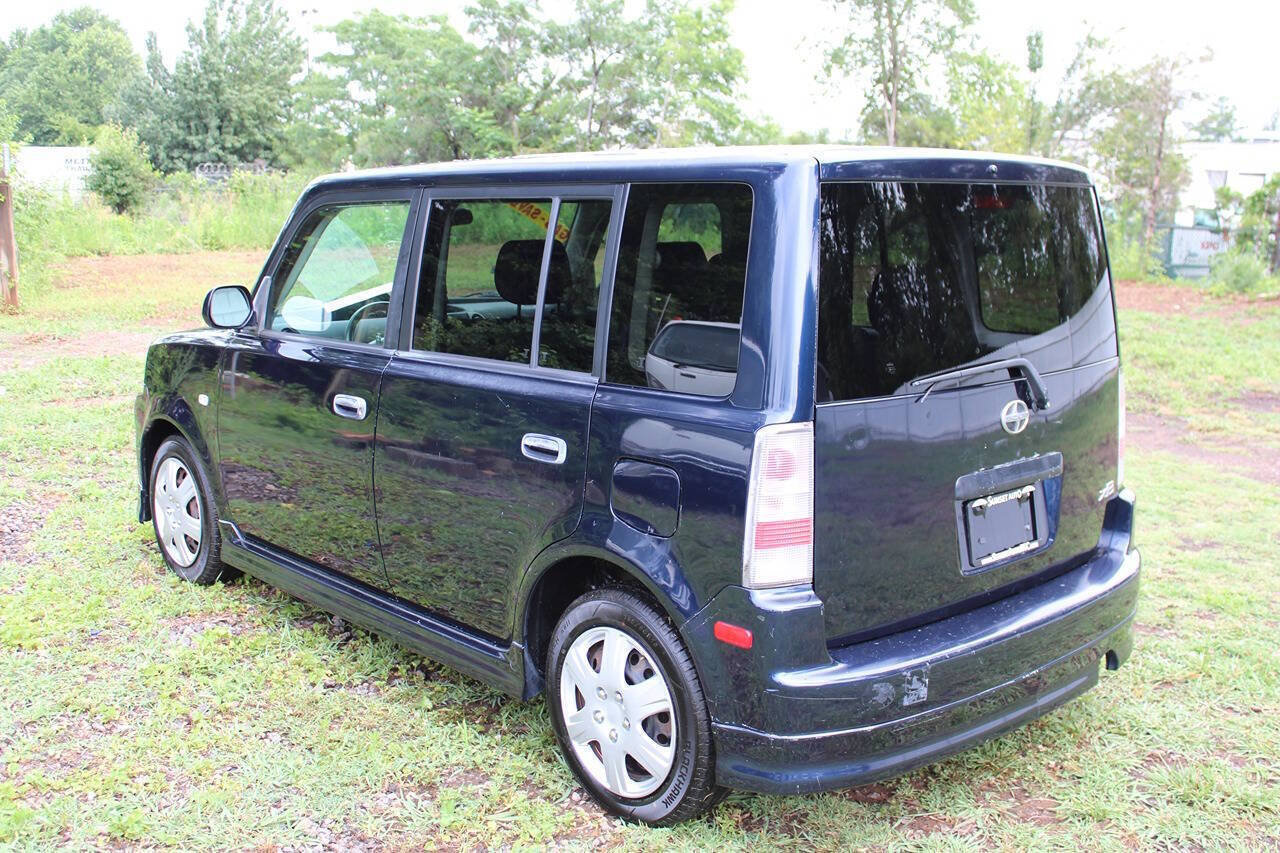 Used 2005 Scion xB FWD image 9