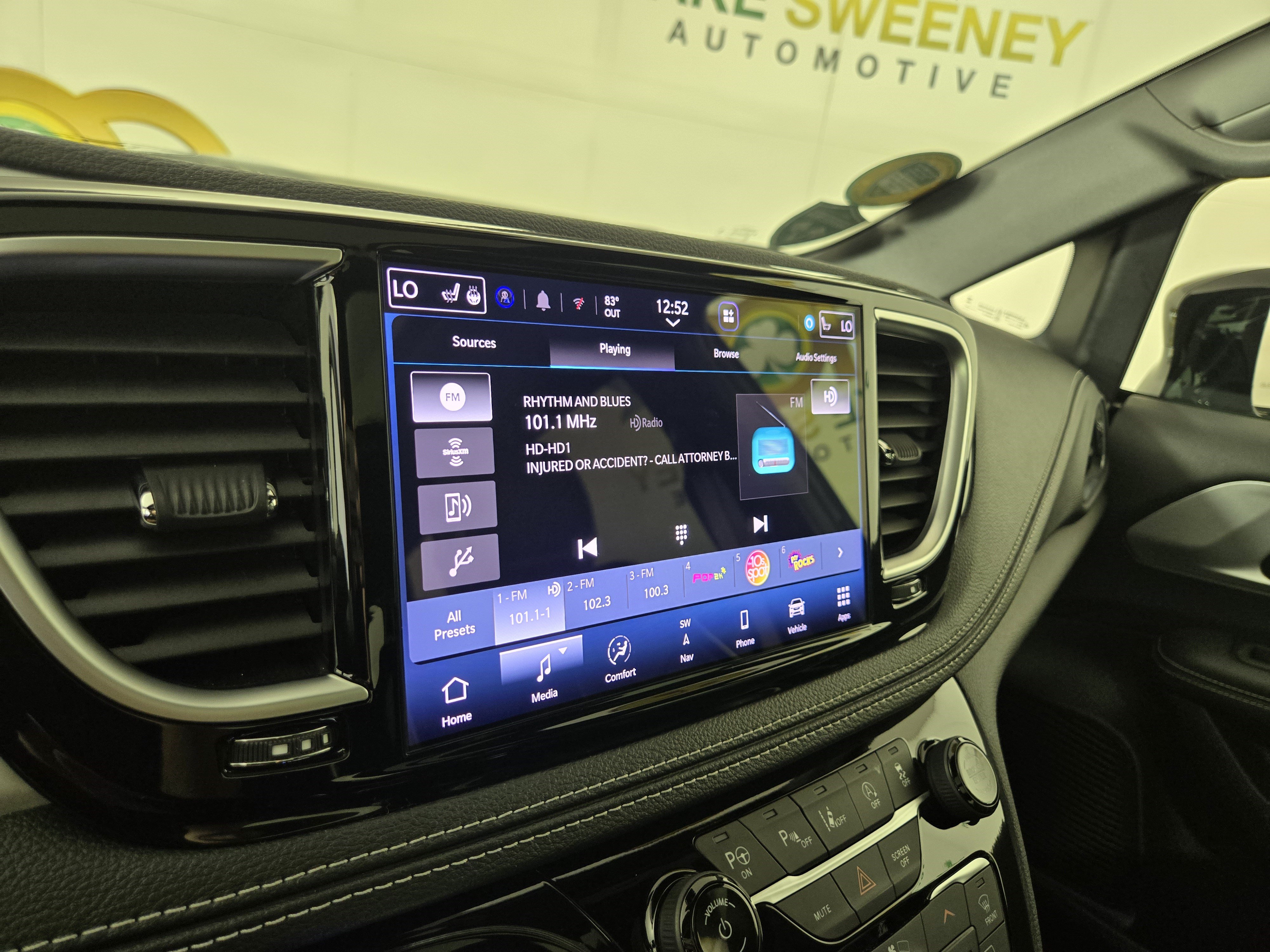 Used 2025 Chrysler Pacifica Limited FWD image 21