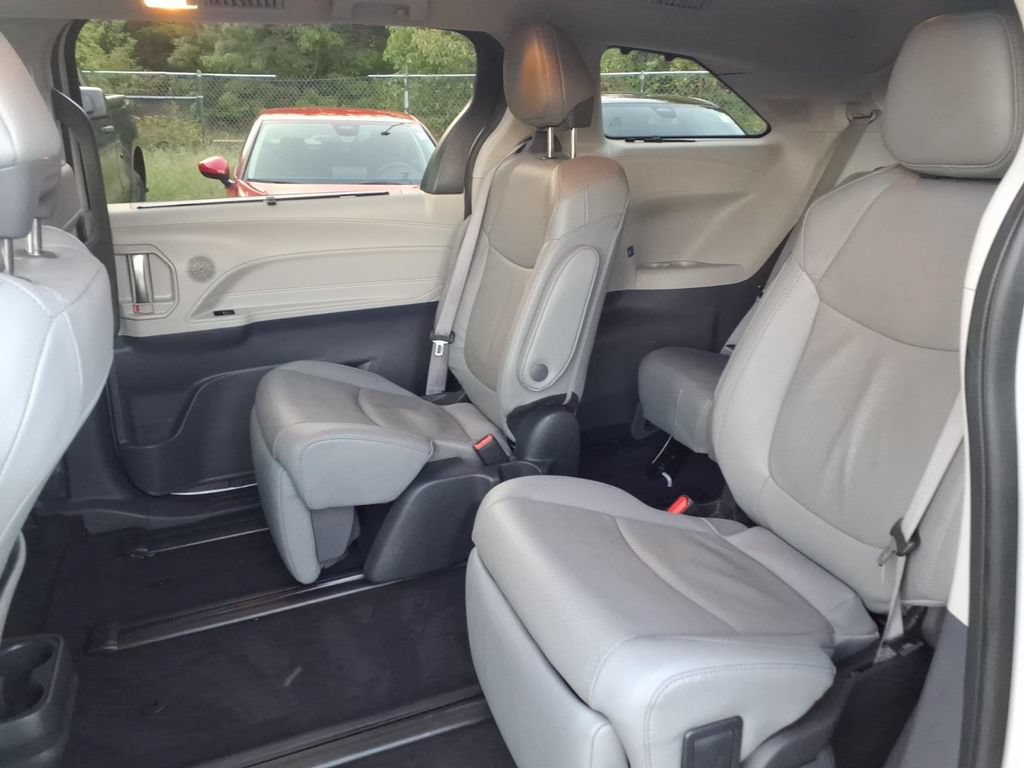 Used 2024 Toyota Sienna Limited AWD/4WD image 16
