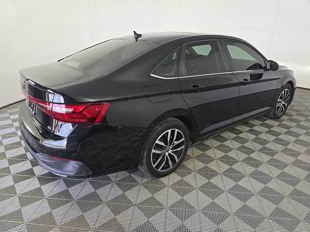 Used 2025 Volkswagen Jetta SE FWD image 3