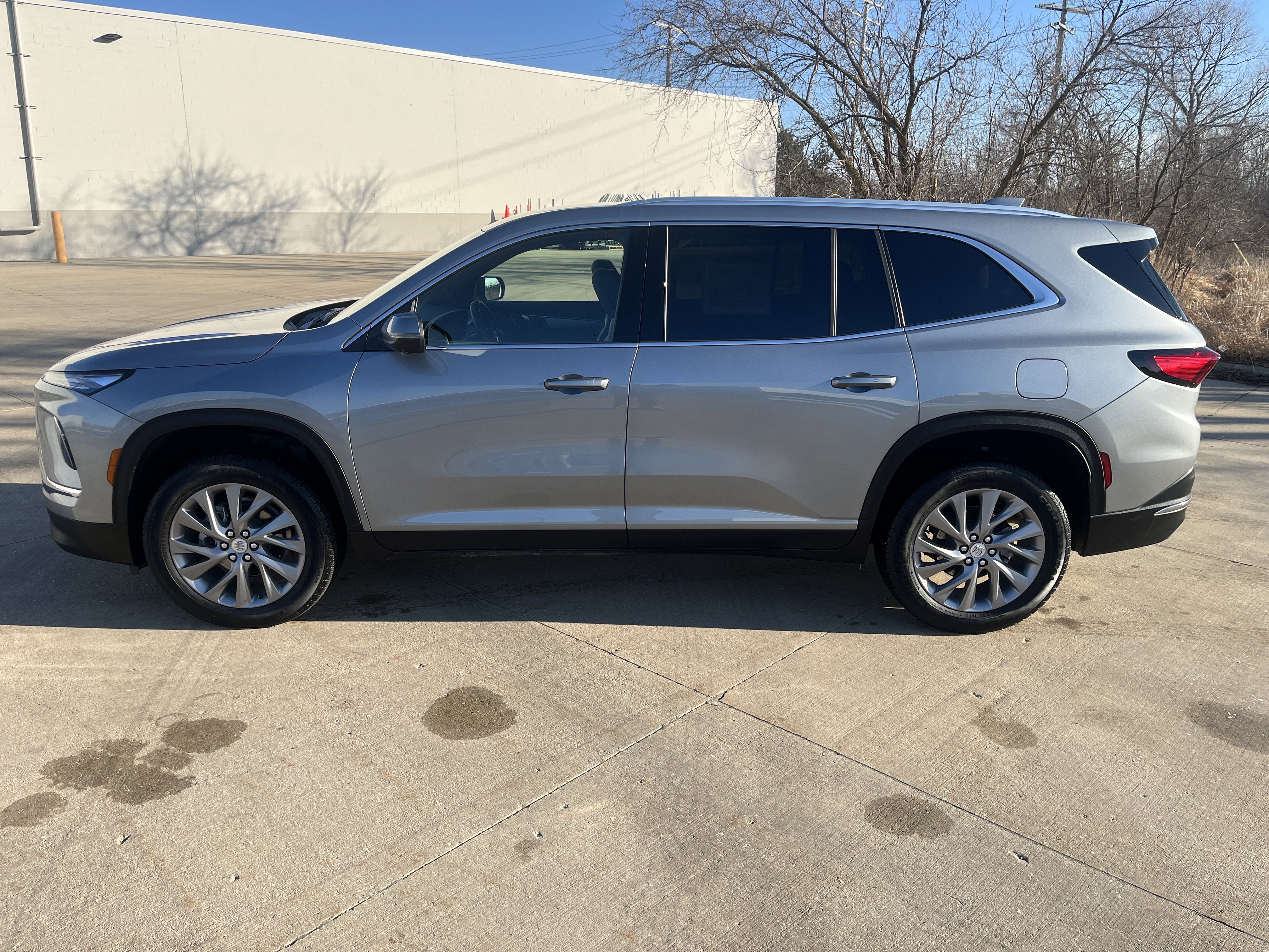 Used 2025 Buick Enclave Preferred image 3