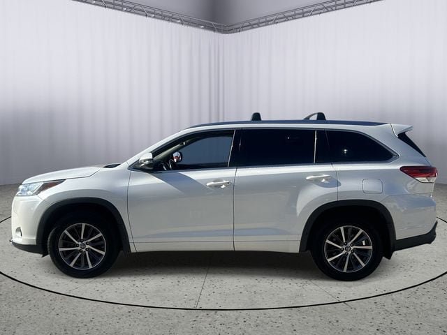Used 2018 Toyota Highlander XLE AWD/4WD image 3