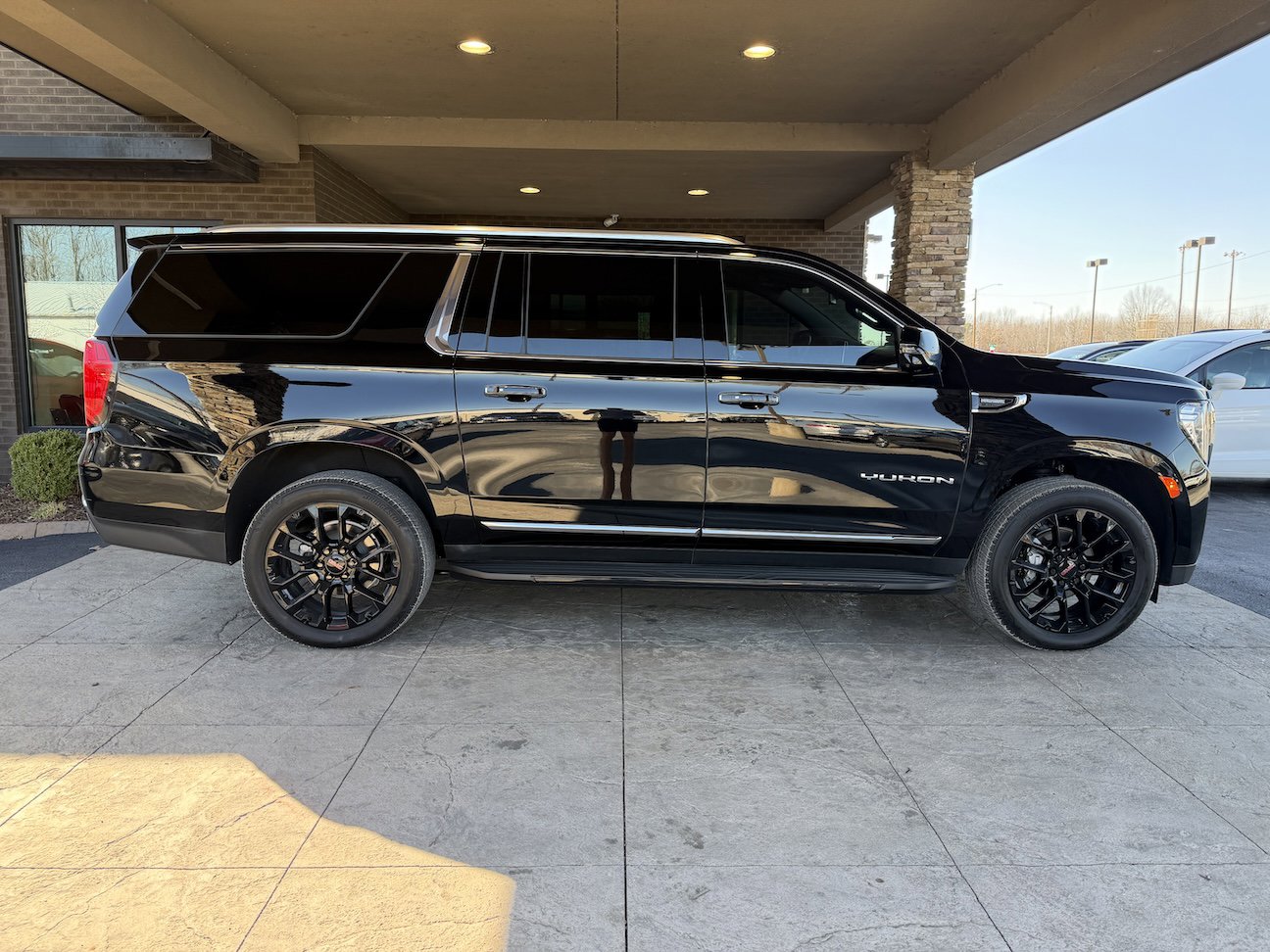 Used 2023 GMC Yukon XL SLT w/ SLT Luxury Package image 5