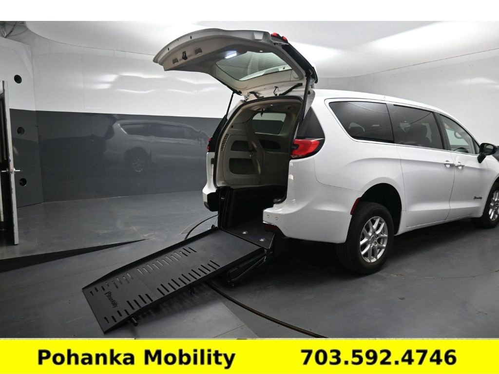 Used 2024 Chrysler Pacifica Touring-L FWD image 2