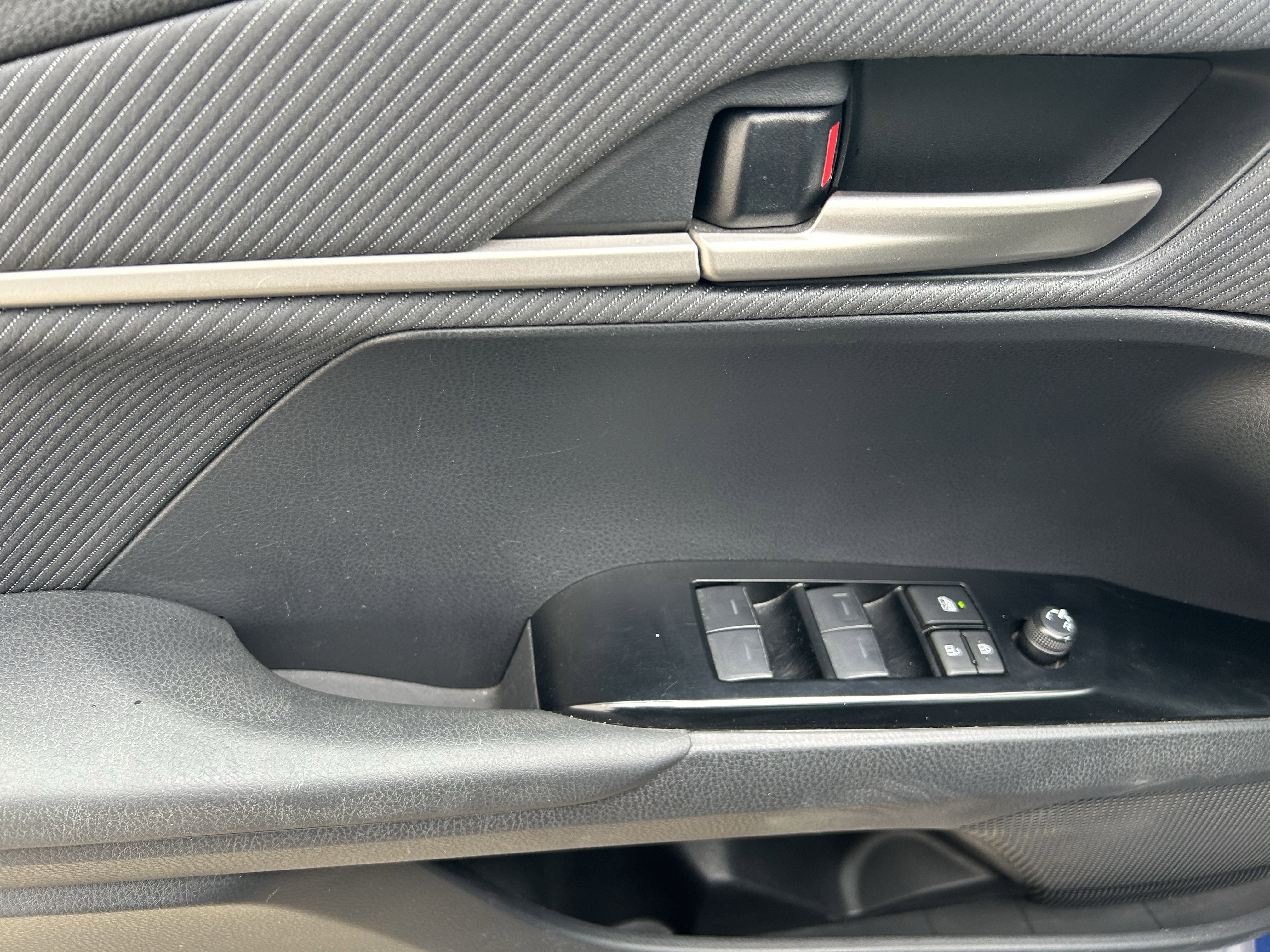 Used 2025 Toyota Camry SE FWD image 14