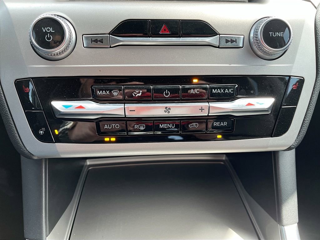 Used 2022 Ford Explorer XLT w/ Equipment Group 202A image 16