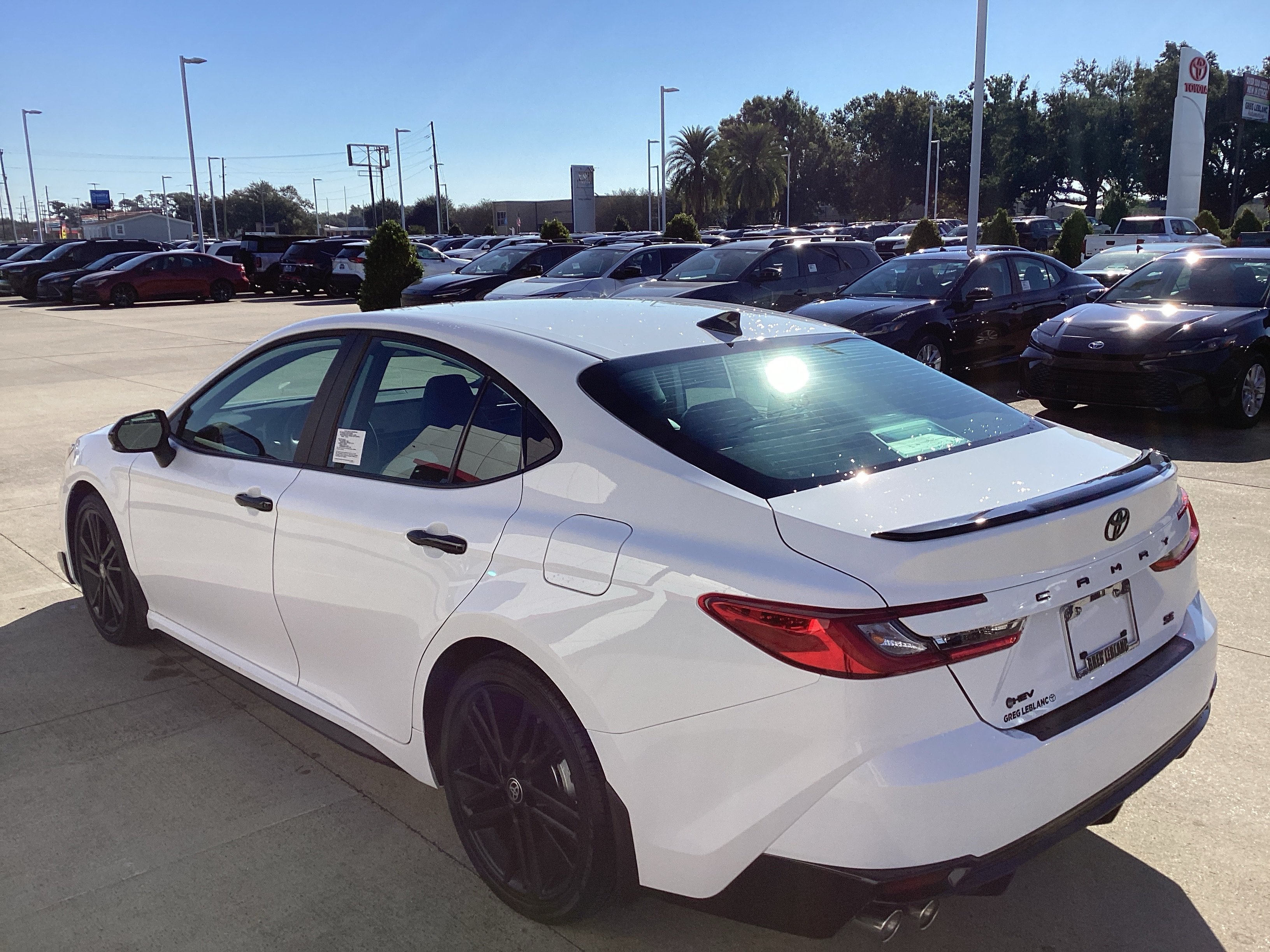 Used 2026 Toyota Camry Hybrid w/ Multimedia Upgrade Package FWD image 5