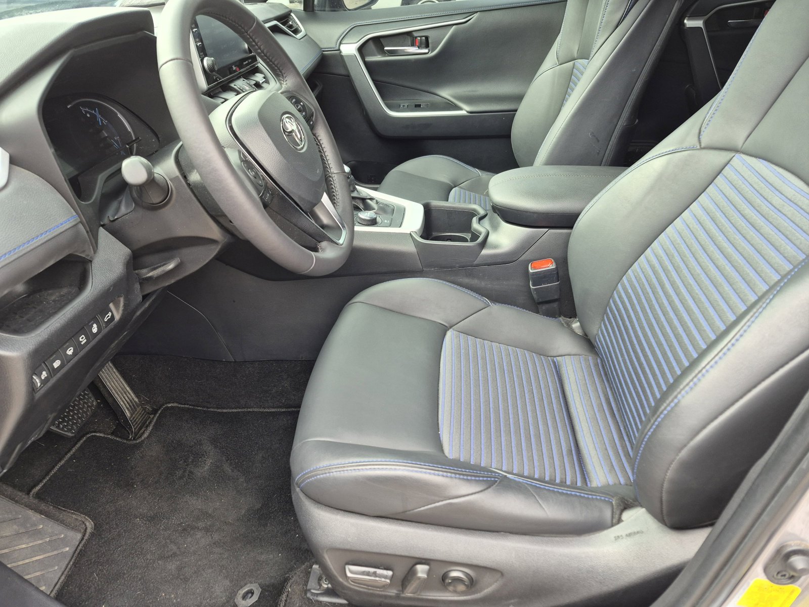 Used 2022 Toyota RAV4 XSE AWD/4WD image 16