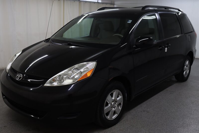 Used 2009 Toyota Sienna XLE FWD image 3