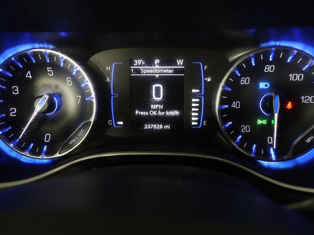 Used 2020 Chrysler Pacifica Touring-L image 38