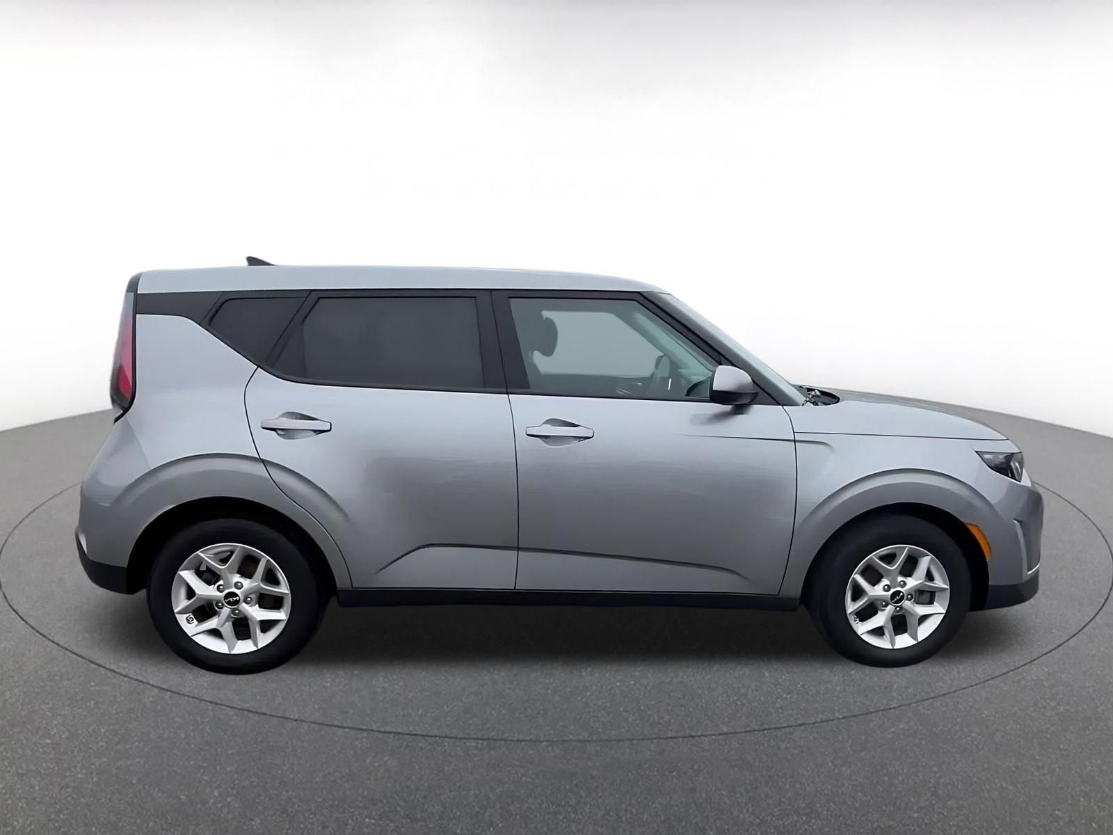 Used 2025 Kia Soul LX w/ LX Technology Package FWD image 16