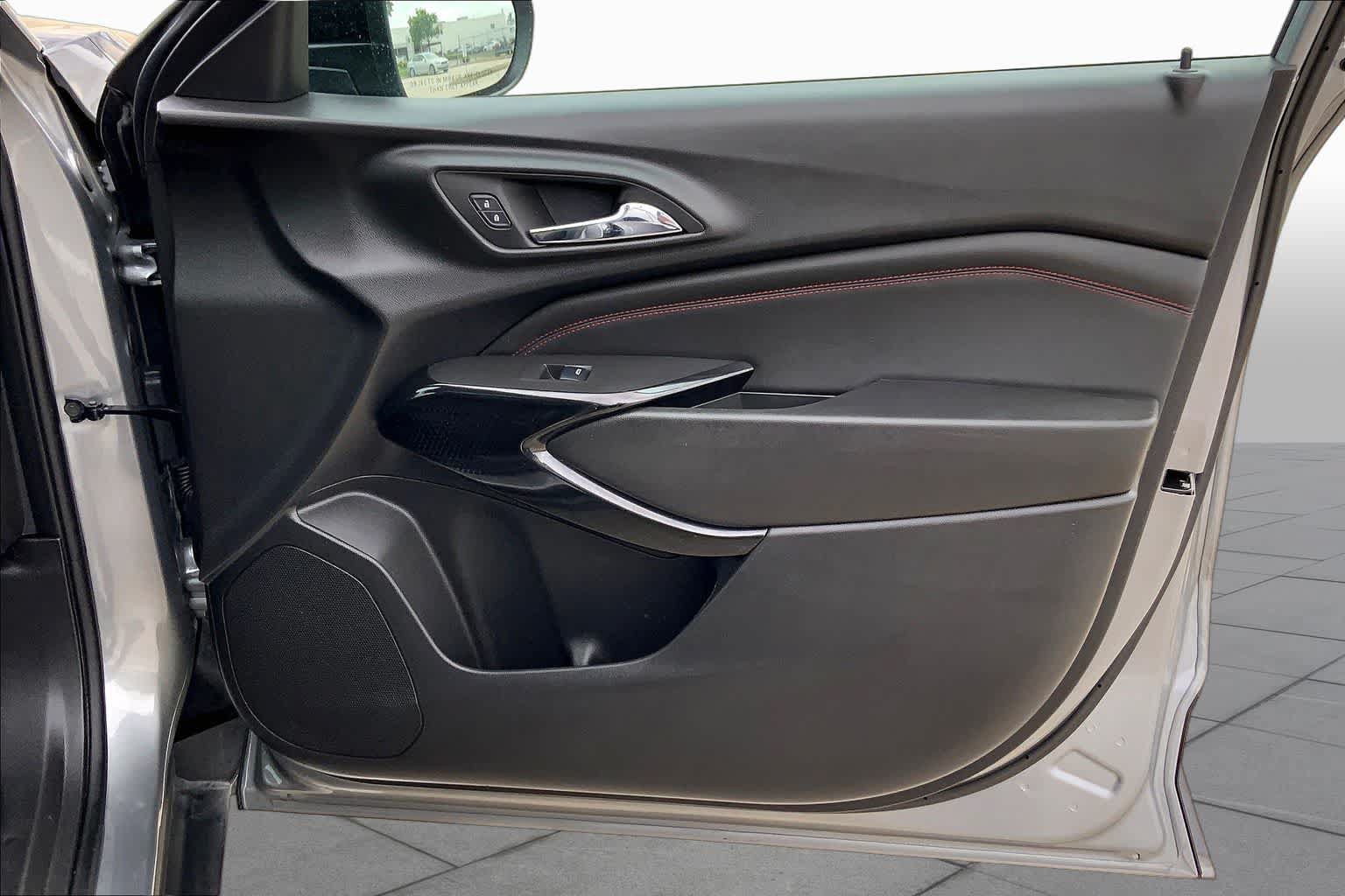 Certified 2025 Chevrolet Trax RS w/ Sunroof Package FWD image 23