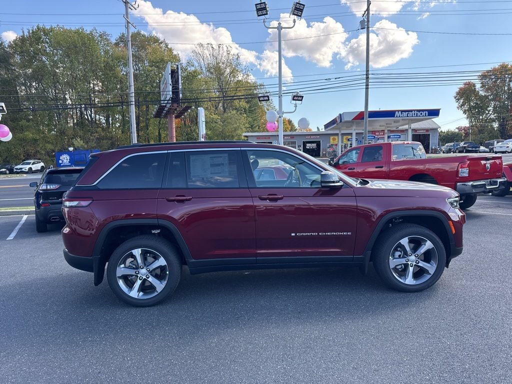 New 2025 Jeep Grand Cherokee Limited w/ MOPAR Finishing Package AWD/4WD image 4