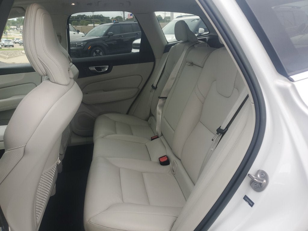 Used 2023 Volvo XC60 B5 Plus FWD image 32