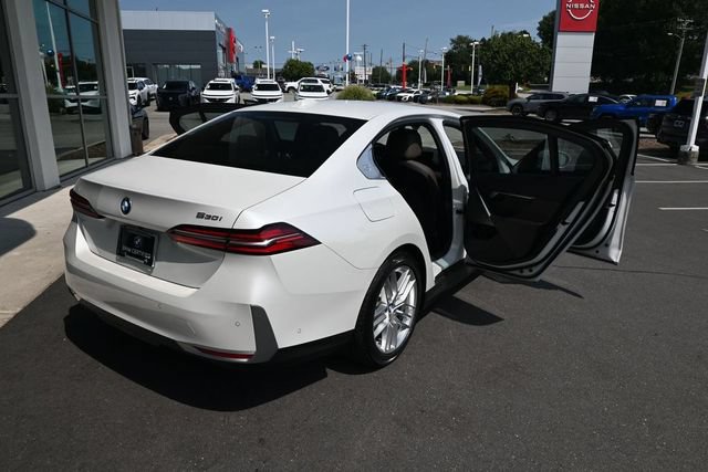 Used 2025 BMW 530i w/ Premium Package RWD image 37