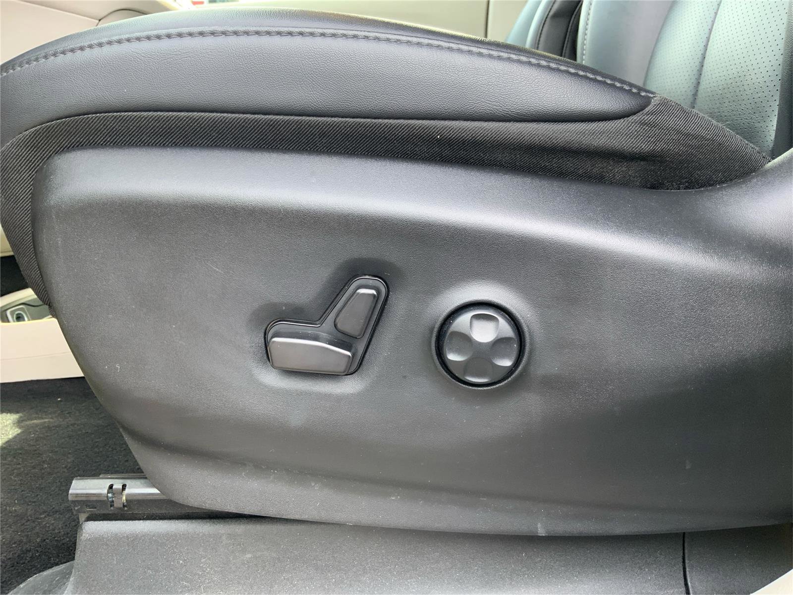 Used 2024 Chrysler Pacifica Touring-L FWD image 19