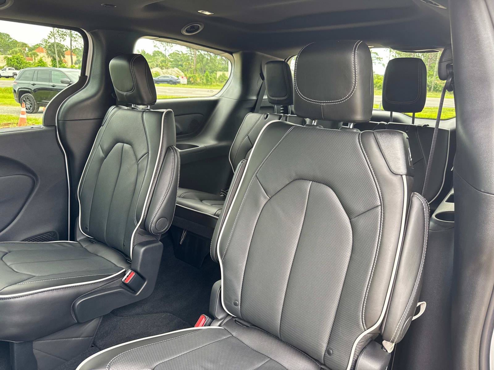 New 2027 Chrysler Pacifica Limited FWD image 12