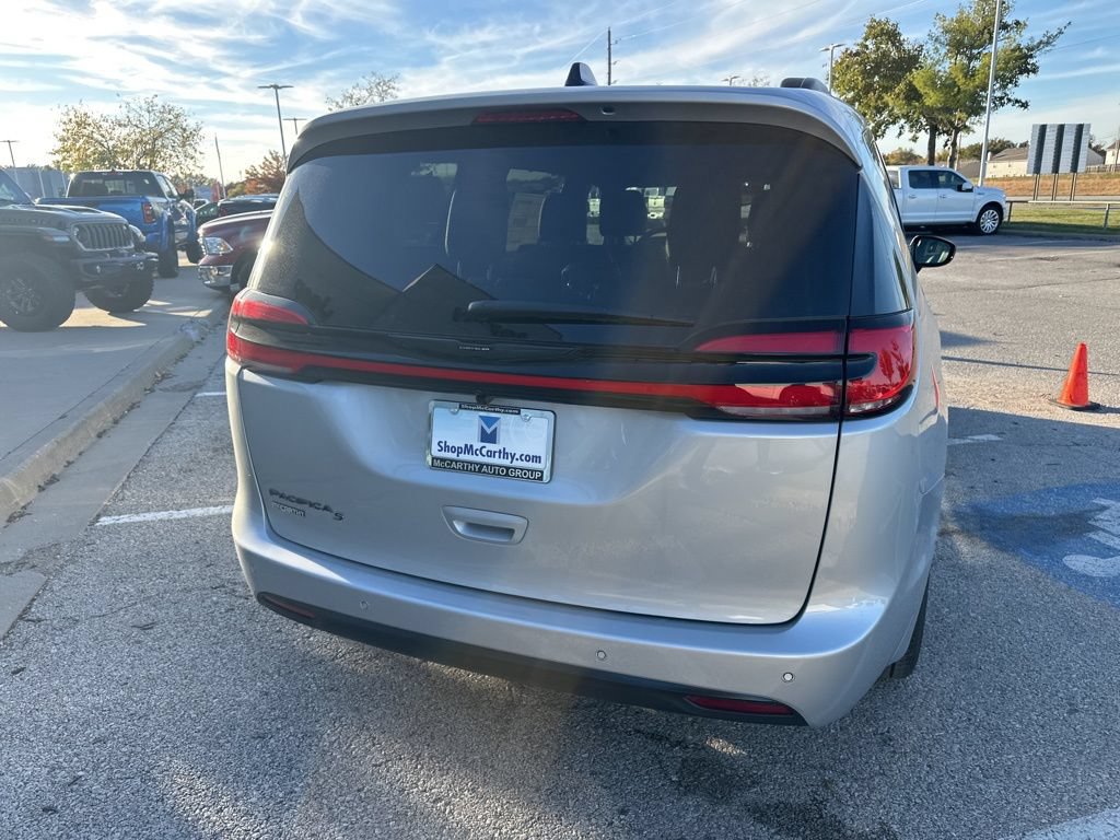 New 2026 Chrysler Pacifica Select FWD image 30