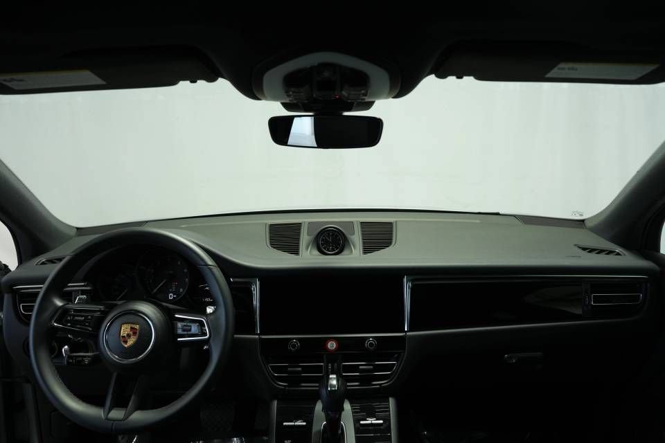Certified 2025 Porsche Macan AWD/4WD image 16