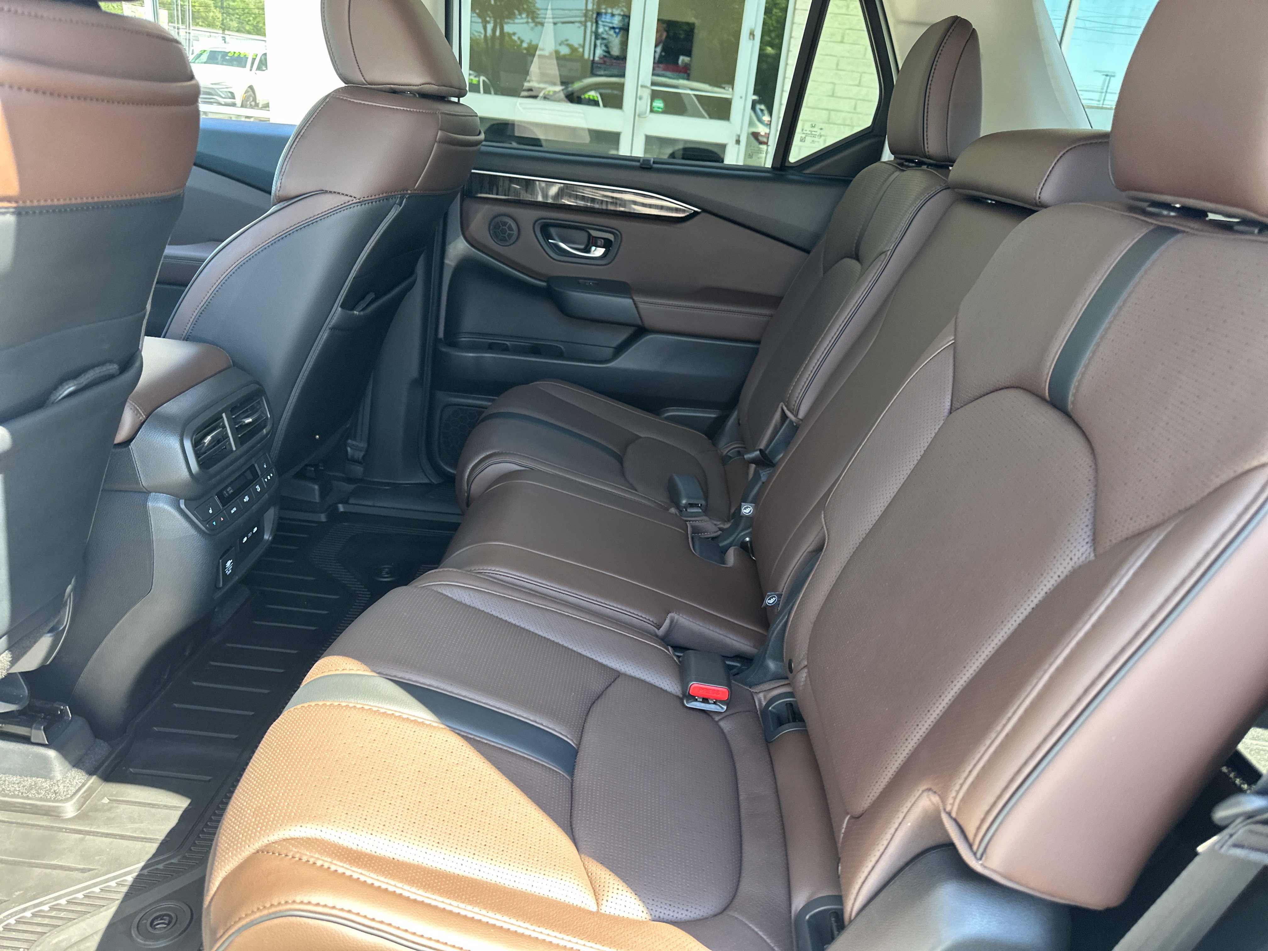 Used 2025 Honda Pilot Elite image 12
