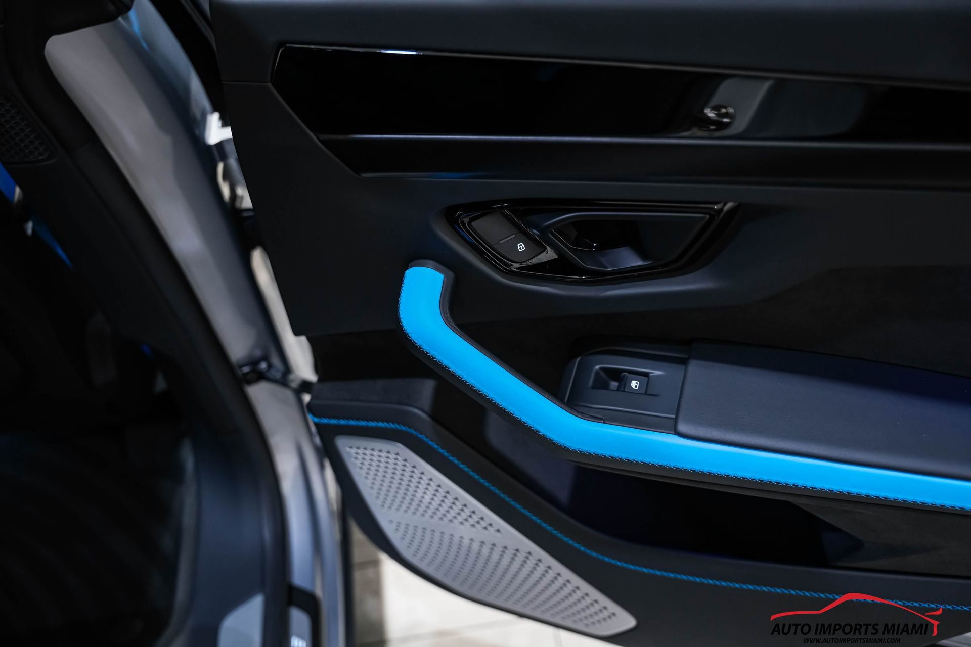 Used 2025 Lamborghini Urus SE image 60