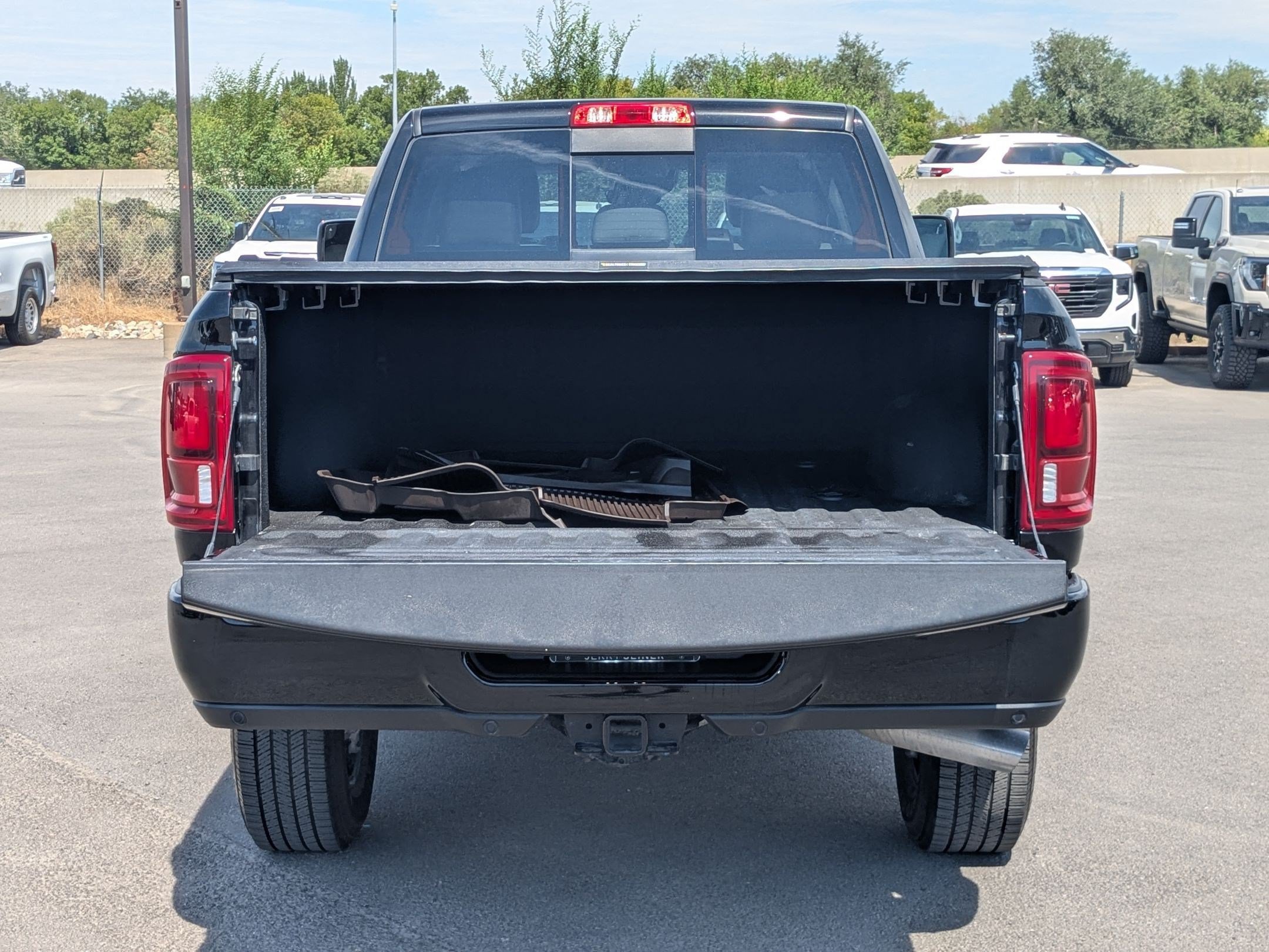 Used 2025 RAM 2500 Laramie AWD/4WD image 32