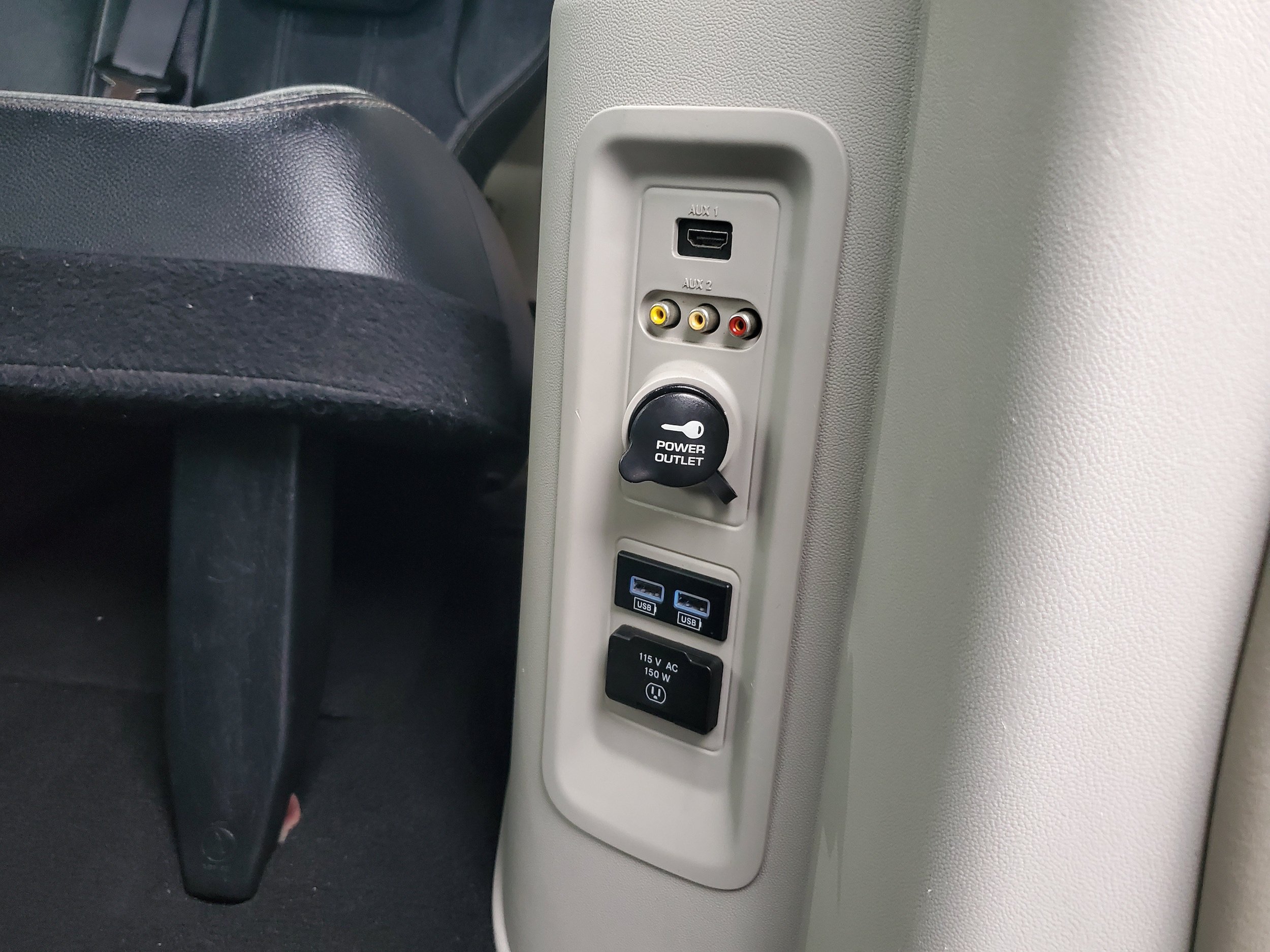 Used 2016 Chrysler Town & Country Touring FWD image 24